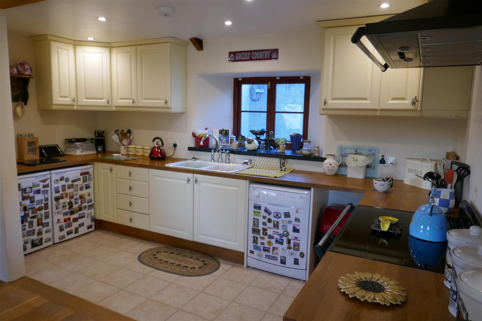 KITCHEN/DINING ROOM